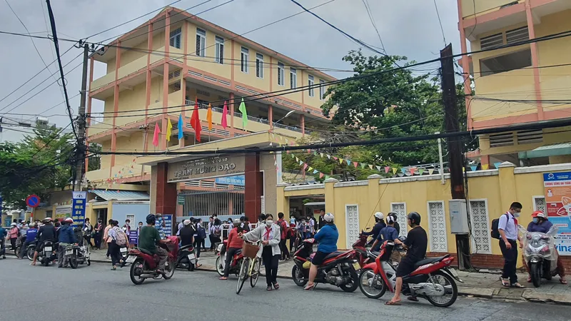 Học sinh Đà Nẵng tan học trưa 26-9