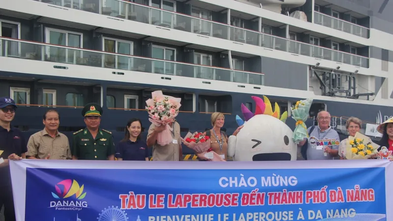 Sở Du lịch Đà Nẵng và các khách quốc tế chụp ảnh lưu niệm 