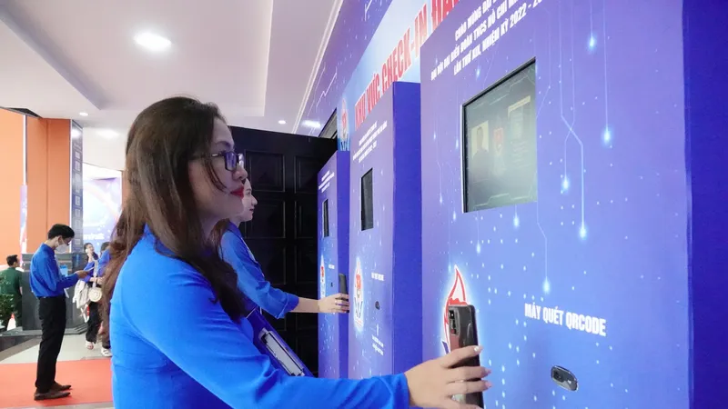 Đại biểu điểm danh qua phần mềm 