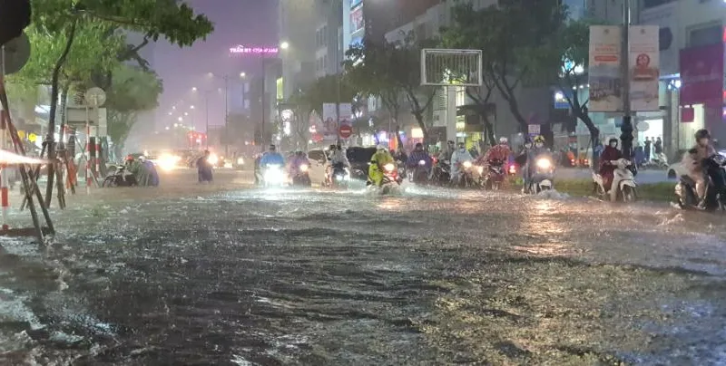 Mưa ngập trên đường phố Nguyễn Văn Linh