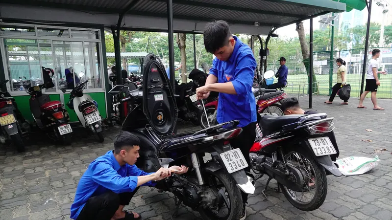 Đội SOS - Trường Đại học Đông Á đa phần là sinh viên công nghệ ô tô, các bạn cũng có kinh nghiệm sửa chữa xe máy
