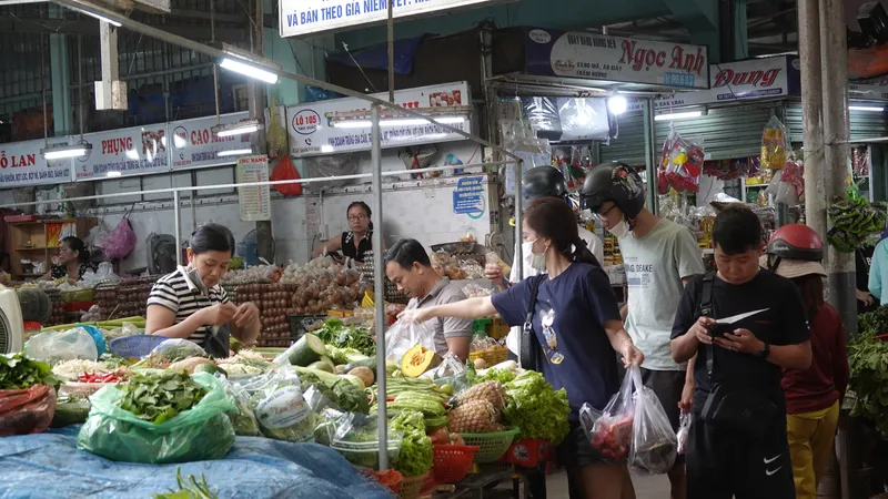 Người dân hạn chế mua rau trong những ngày sau mưa lũ