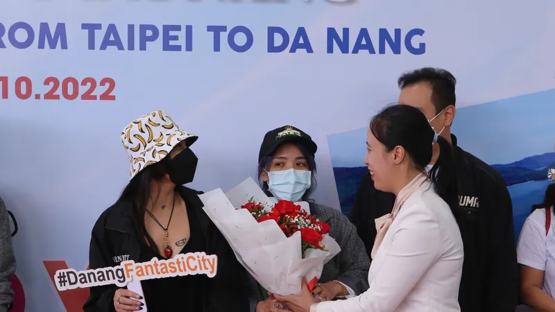 Trung tâm xúc tiến du lịch Đà Nẵng tặng quà lưu niệm cho những du khách đầu tiên
