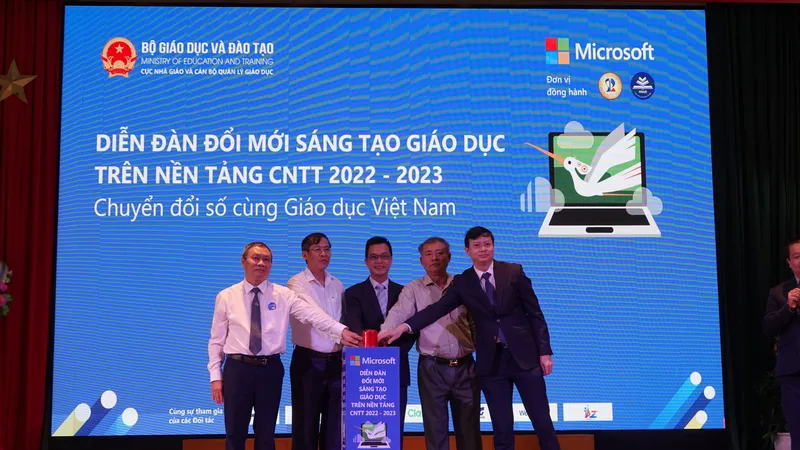 Các đại biểu ấn nút phát động chương trinh