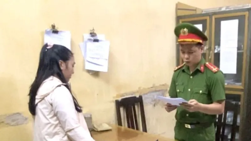 Cơ quan CSĐT Công an TP Đà Nẵng đọc lệnh bắt giữ Trần Thị Hoàng Anh