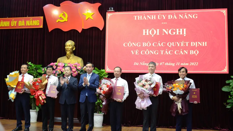 Lãnh đạo TP Đà Nẵng chúc mừng các cán bộ nhận nhiệm vụ mới
