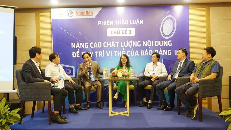 Các diễn giả trao đổi tại phiên thảo luận. Ảnh: XUÂN QUỲNH