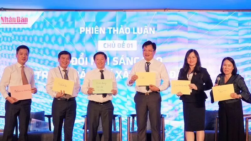Các diễn giả đưa ra những từ khóa về đổi mới sáng tạo trong báo chí xây dựng Đảng. Ảnh: XUÂN QUỲNH