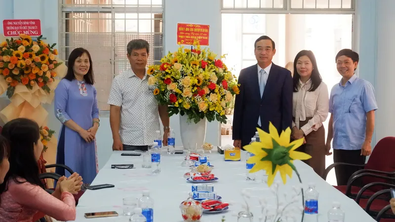 Ông Lê Trung Chinh, Chủ tịch UBND TP Đà Nẵng đến thăm trường THPT Lê Qúy Đôn