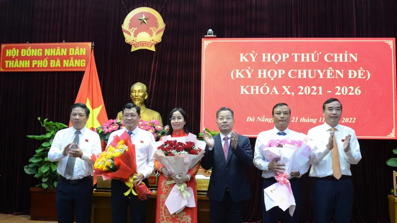 Ông Trần Phước Sơn (thứ 2 từ trái sang) và bà Nguyễn Thị Anh Thi được bầu làm Phó Chủ tịch HĐND TP Đà Nẵng. Ảnh: XUÂN QUỲNH