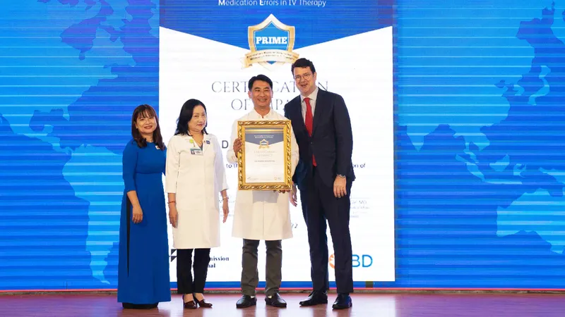 Trao quyết định và giấy chứng nhận cho Bệnh viện Đà Nẵng