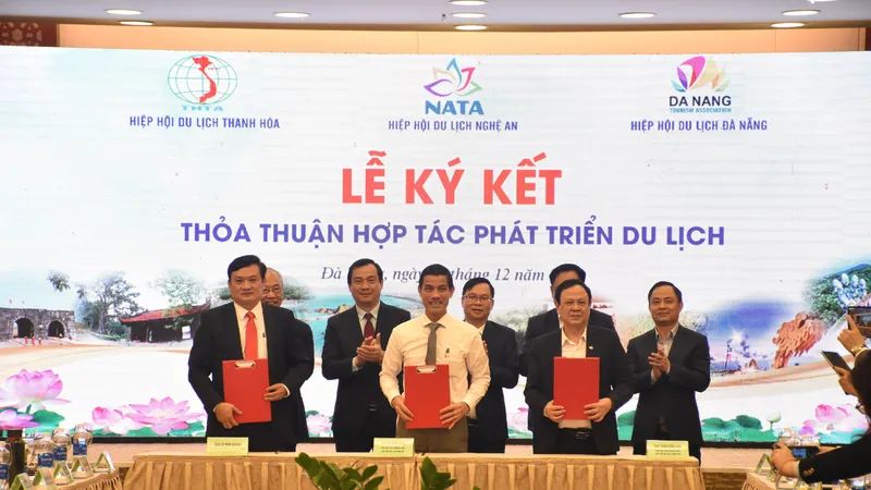 Đại diện Hiệp hội Du lịch của 3 địa phương Đà Nẵng, Nghệ An, Thanh Hóa đã ký kết thỏa thuận liên kết phát triển du lịch
