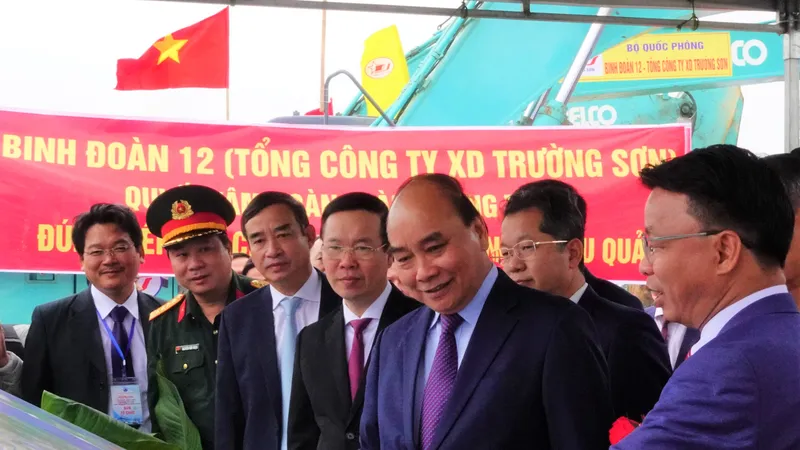 Chủ tịch nước Nguyễn Xuân Phúc và Thường trực Ban Bí thư Võ Văn Thưởng nghe chủ đầu tư dự án giới thiệu về quy mô Cảng Liên Chiểu. Ảnh: XUÂN QUỲNH