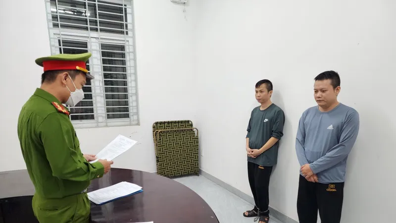 Công an quận Hải Châu (TP Đà Nẵng) thực hiện lệnh tạm giam đối với Long và Tùng