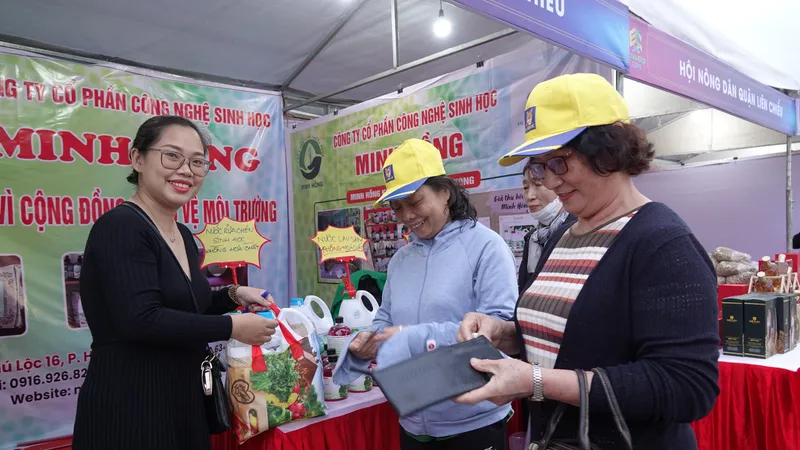 Người dân mua sắm tại hội chợ