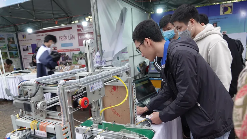 Các sản phẩm công nghệ của sinh viên, học sinh Đà Nẵng tham dự ngày hội. Ảnh: XUÂN QUỲNH