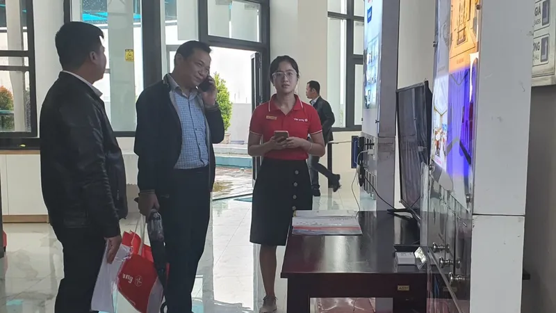 Các đại biểu tham quan một số giải pháp chuyển đổi số trước sảnh hội nghị. Ảnh: XUÂN QUỲNH