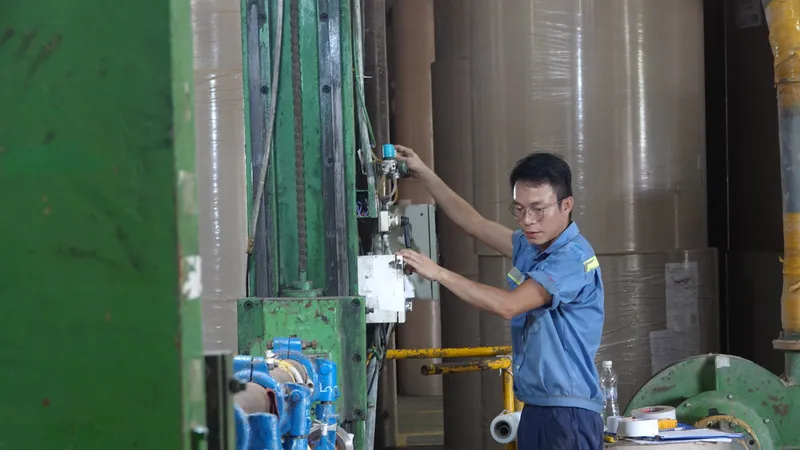 Người lao động tại một doanh nghiệp Đà Nẵng đang miệt mài làm việc cuối năm 2022. Ảnh: XUÂN QUỲNH