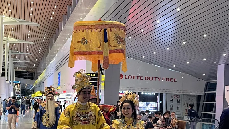 Biểu diễn trang phục truyền thống tại sân bay Đà Nẵng
