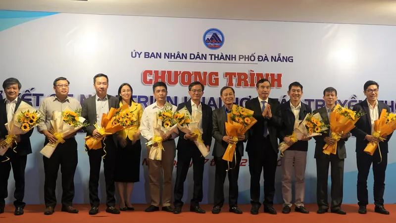 Ông Lê Trung Chinh, Chủ tịch UBND TP Đà Nẵng trao tặng hoa cho đại diện các cơ quan báo chí