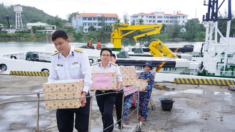 Bộ tư lệnh Vùng 3 Hải quân và cơ quan dân chính Đảng các địa phương đã chuyển hơn 6 tấn hàng Tết lên Tàu KN390 gửi tặng quân và dân các huyện đảo Cồn Cỏ, Lý Sơn nhân dịp Tết nguyên đán Quý Mão 2023