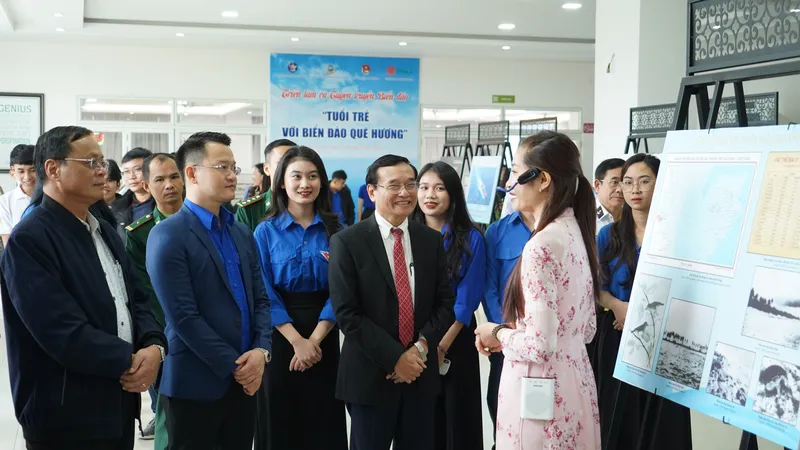 Triển lãm giới thiệu 54 khung trưng bày với hơn 140 tư liệu, hình ảnh