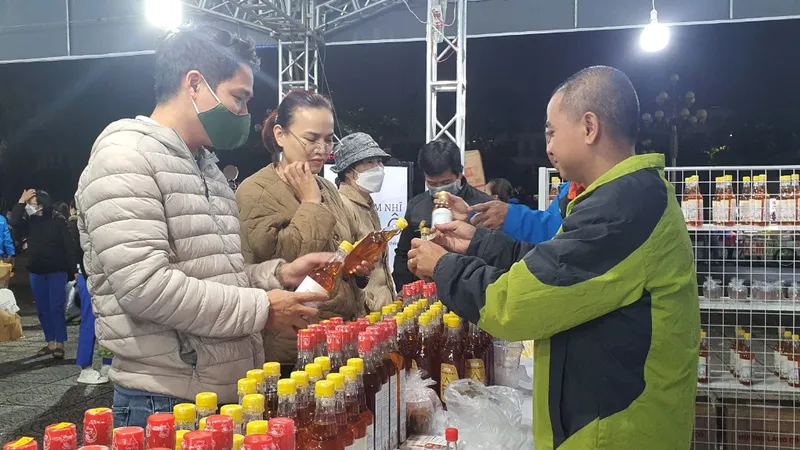 Chợ Tết Công đoàn tại Đà Nẵng thu hút hơn 2.000 đoàn viên, người lao động tìm đến mua sắm. Ảnh: XUÂN QUỲNH