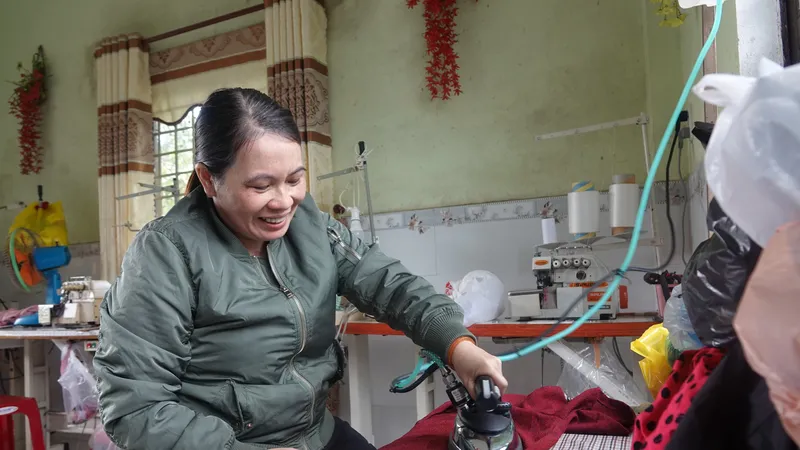 Niềm vui của chị Võ Thị Nguyên Sa khi có việc làm và thu nhập ổn để nuôi 2 đứa con ăn học mỗi ngày
