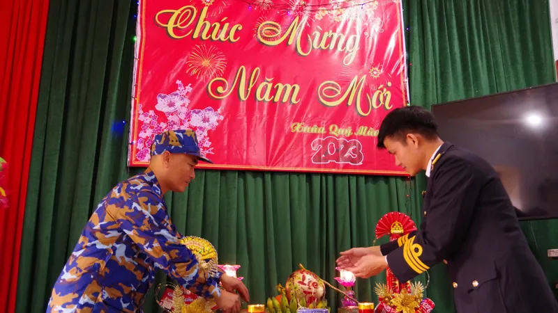 Cán bộ, chiến sĩ Trạm 540, Trung đoàn 351, Vùng 3 Hải Quân trang trí không gian tết. Ảnh: ĐÌNH HƯỚNG