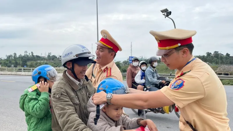 Lực lượng CSGT tặng nón bảo hiểm cho trẻ em