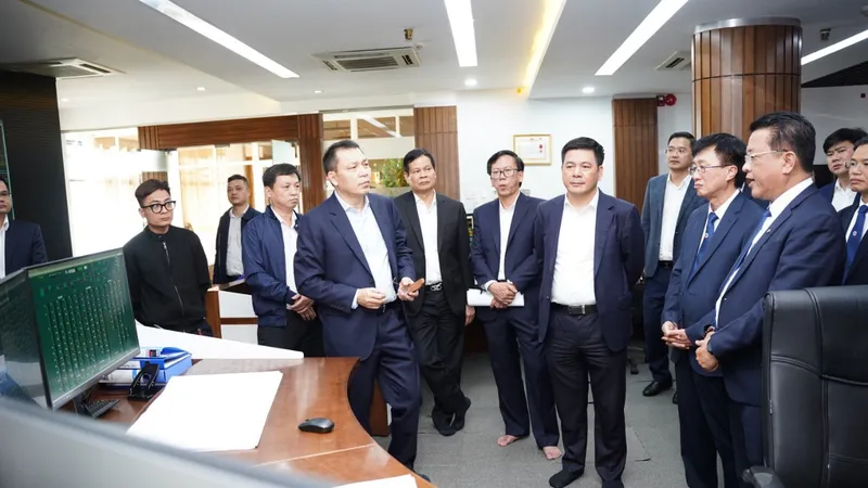 Bộ trưởng Bộ Công thương cùng đoàn công tác kiểm tra công tác vận hành tại EVNCPC