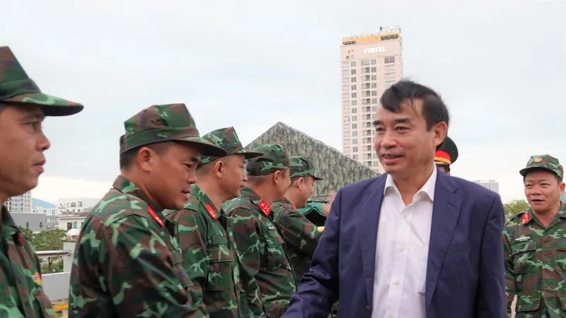 Ông Lê Trung Chinh, Chủ tịch UBND TP Đà Nẵng thăm hỏi, động viên cán bộ, chiến sĩ đang làm nhiệm vụ tại "trận địa" pháo hoa cầu Nguyễn Văn Trỗi