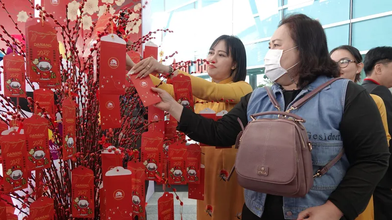 Du khách tham gia chương trình hái lộc đầu xuân