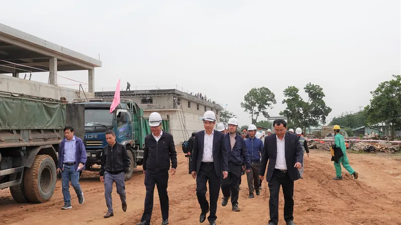 Ông Lê Trung Chinh, Chủ tịch UBND TP Đà Nẵng đi khảo sát tiến độ dự án xây dựng Trạm xử lý nước thải Hoà Xuân (quận Cẩm Lệ). Ảnh: XUÂN QUỲNH