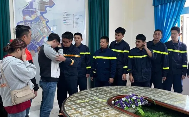 Giây phút cảm ơn đầy xúc động của anh Bùi Lê Xuân Huy và các ân nhân