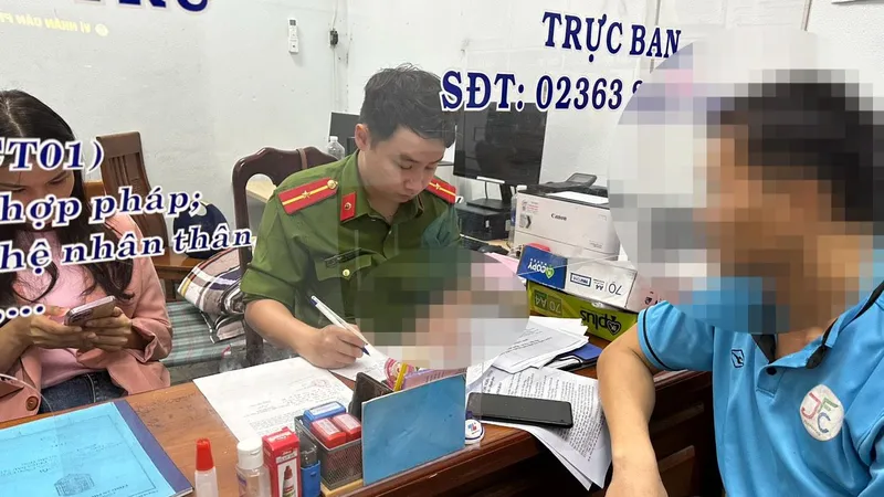 Nhà báo Hoàng Quân đến trình báo về việc bị dọa giết tại cơ quan công an. Ảnh: Nhân vật cung cấp