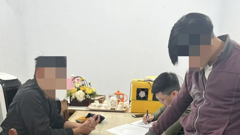 Cơ quan công an làm việc với N.C.H.. Ảnh: CAĐN