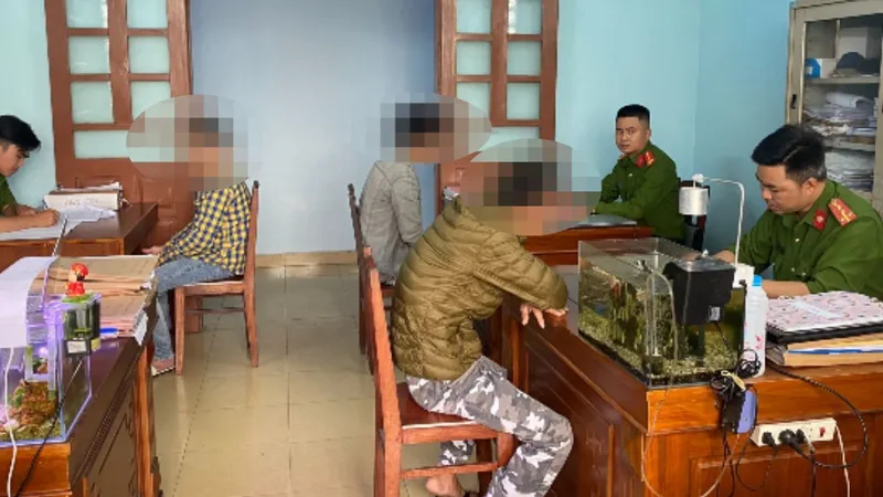 Ba thanh niên hành hung nữ nhân viên gac chắn đường sắt làm việc tại cơ quan công an
