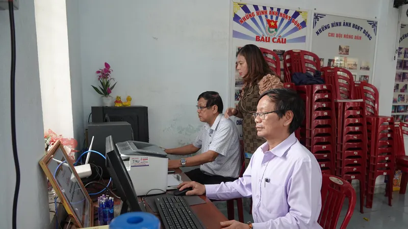 Các thành viên Tổ Công nghệ số cộng đồng thôn Bàu Cầu. Ảnh: XUÂN QUỲNH