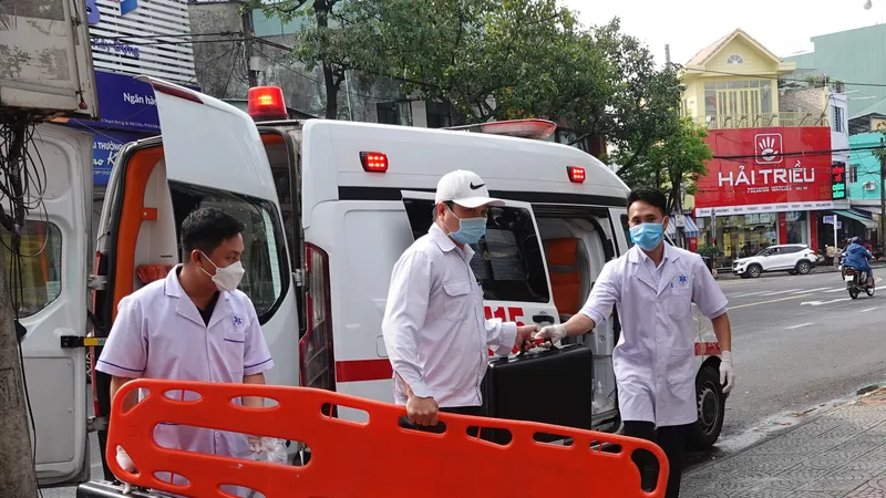Nhân viên trạm cấp cứu Hải Châu- Trung tâm cấp cứu cấp cứu 115 Đà Nẵng trên đường đón bệnh nhân cao tuổi bị ngã tại nhà. Ảnh: XUÂN QUỲNH