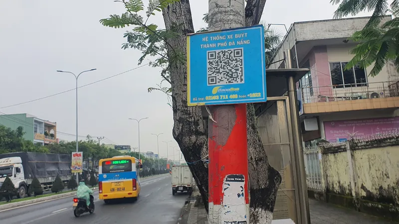 QR code đặt cạnh bến chờ xe buýt gần trường học 