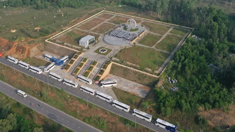 Một đoàn xe du lịch đến tham quan Công viên văn hóa khu chiến tích Gò Hà 