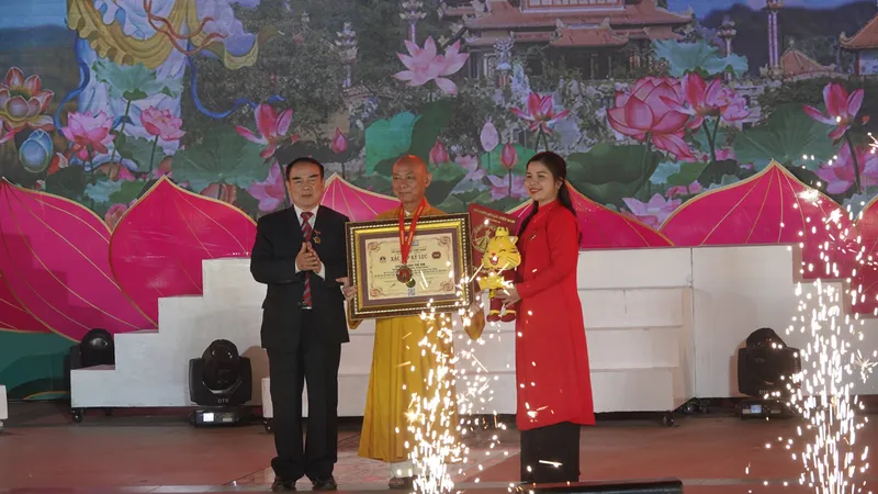 Xác nhận kỷ lục cho độc bản 16 bức tranh sứ màu cẩn trên tường 4 tháp Chùa Quán Thế Âm cho chùa Quán Thế Âm