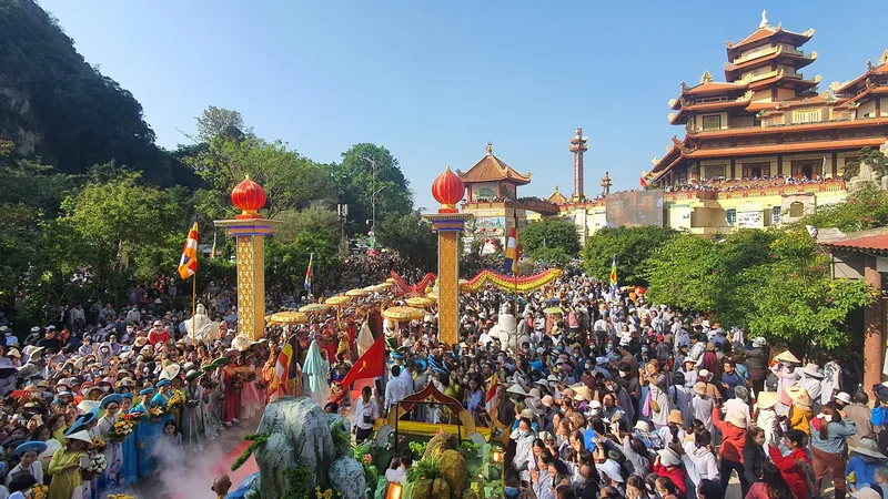 Hàng vạn chư tôn, tăng ni, phật tử, đạo hữu cùng người dân và du khách tham quan trẩy hội. Ảnh: XUÂN QUỲNH