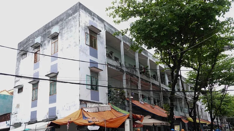 Khu chung cư Thuận Phước xuống cấp đã nhiều năm. Ảnh: XUÂN QUỲNH