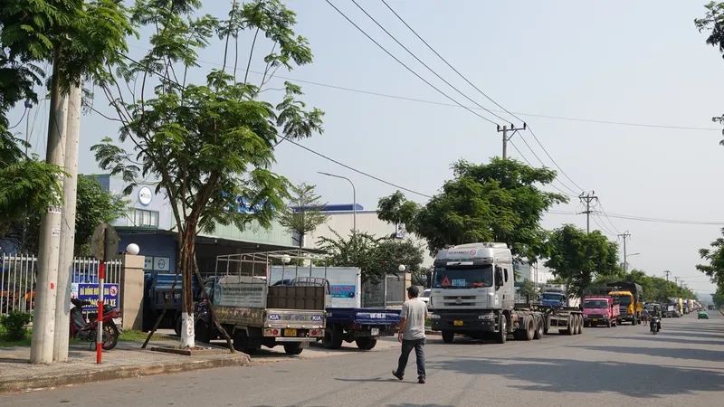 Một hàng xe trên đường số 1, Khu công nghiệp Hòa Cầm, quận Cẩm Lệ, TP Đà Nẵng. Ảnh: XUÂN QUỲNH