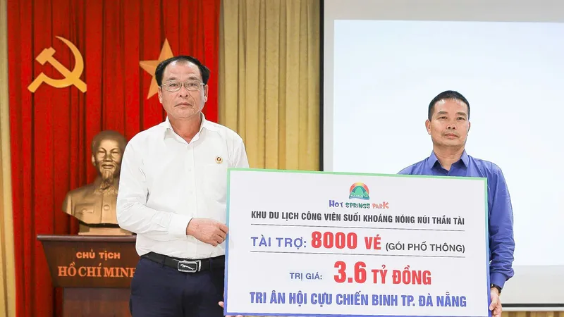 Ông Phạm Khắc Dương, Giám đốc Công ty Cổ phần DHC Suối Đôi trao bảng tượng trưng cho ông Trương Chí Lăng, Chủ tịch Hội Cựu chiến binh TP Đà Nẵng. Ảnh: XUÂN QUỲNH