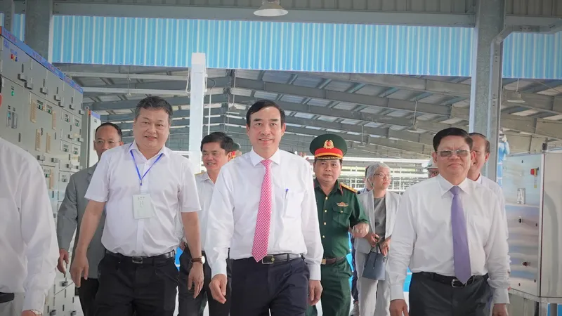Ông Lê Trung Chinh, Chủ tịch UBND TP Đà Nẵng dẫn đầu đoàn lãnh đạo đi khảo sát nhà máy nước Hòa Liên. Ảnh: XUÂN QUỲNH