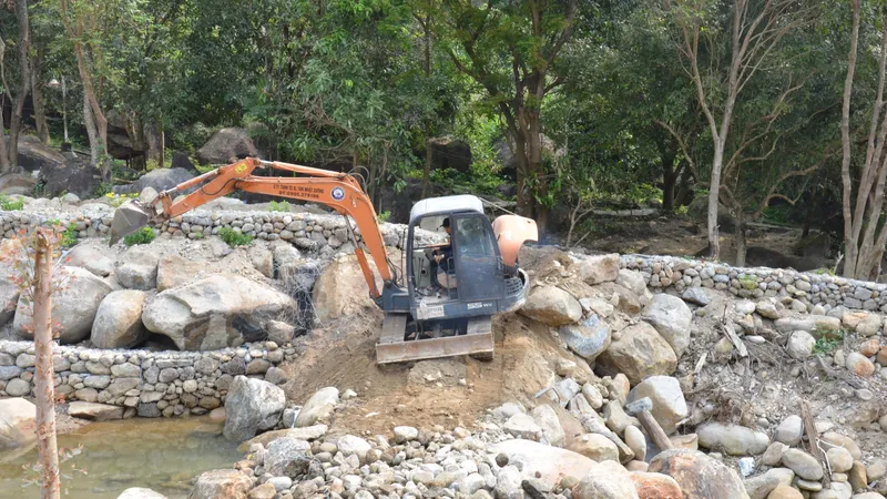 Cưỡng chế tháo dỡ các công trình kè ngăn dòng trái phép tại Khu du lịch sinh thái Suối Lương – Hải Vân Part