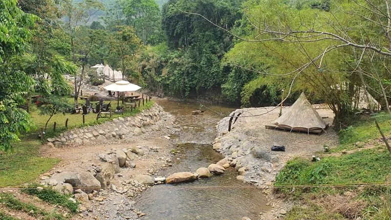 Khu cắm trại Róc Rách Glamping xây dựng công trình "bê tông hóa" dọc bờ suối. Ảnh: XUÂN QUỲNH